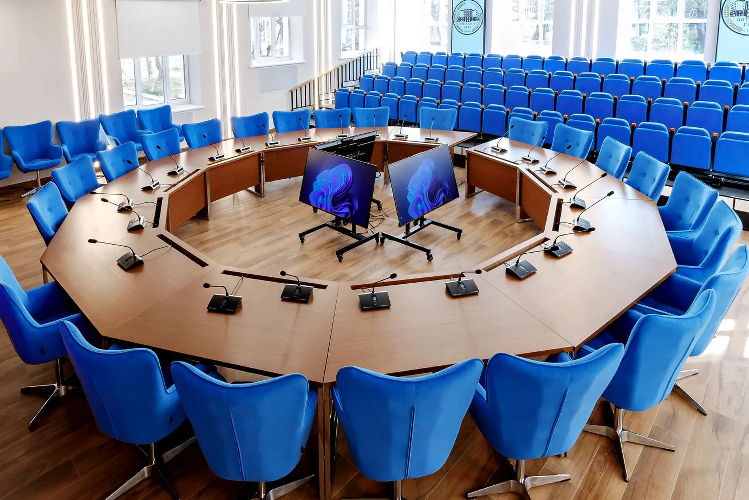 Автор дизайнер ЛАРИСА БОВЫКИНА