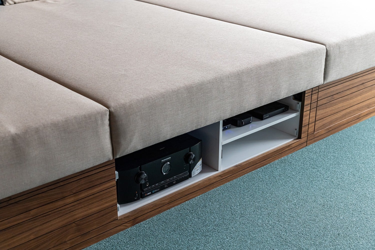 Автор дизайнер ОЛЕГ ЧАРУШИН